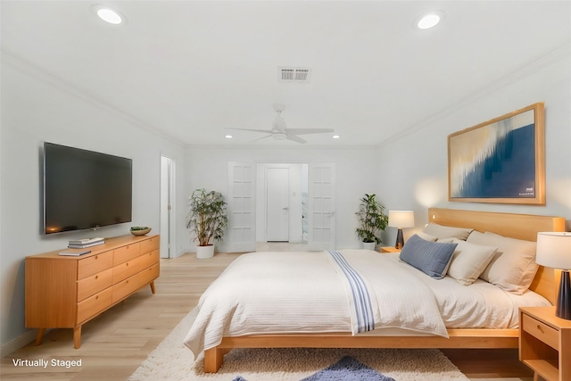 bedroom featuring visible vents, light wood-style flooring, recessed lighting, crown molding, and ceiling fan