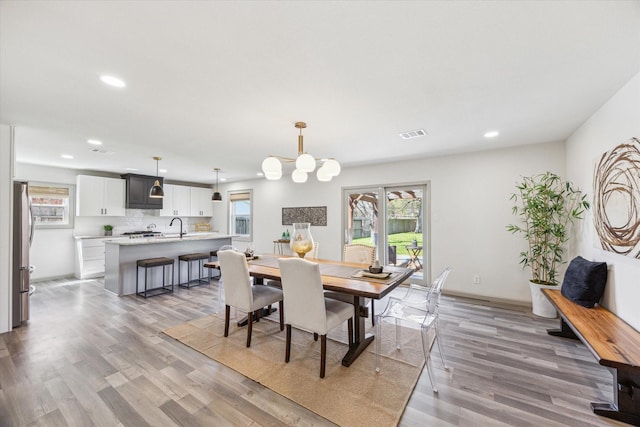 dining area with recessed lighting, visible vents, light wood-style flooring, and baseboards