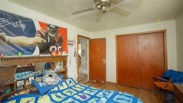 602 Riveredge Dr, Richmond, TX 77406 - bedroom featuring a ceiling fan, wood finished floors, and a closet