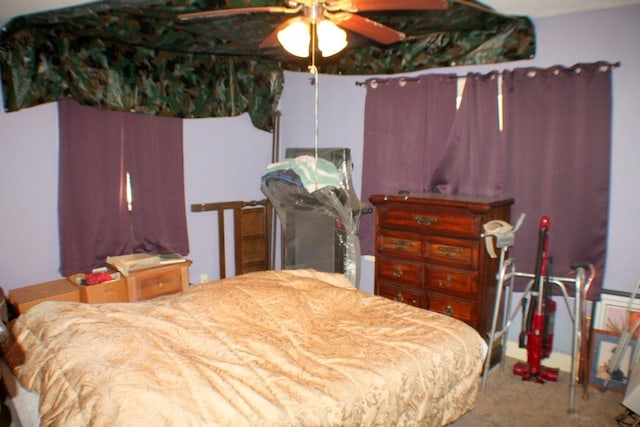 bedroom featuring carpet and a ceiling fan