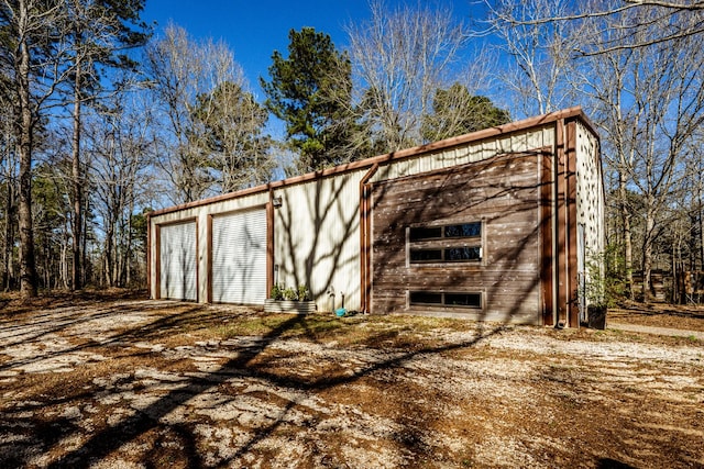 view of outdoor structure with an outbuilding