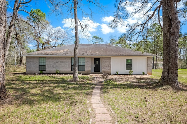 view of front of house featuring a front yard and brick siding