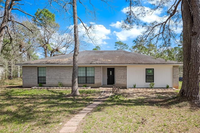 view of front of house featuring a front yard and brick siding