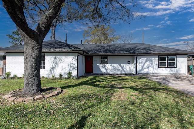 ranch-style house featuring a front lawn and brick siding