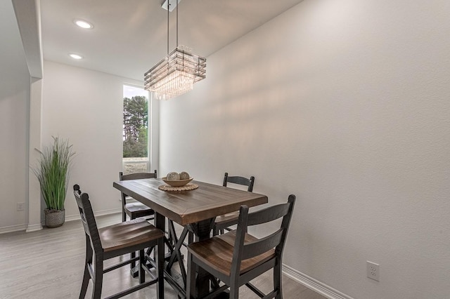 dining area with recessed lighting, light wood-style floors, and baseboards