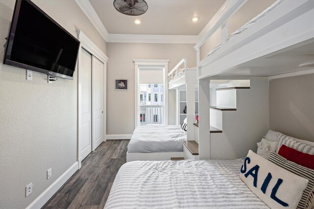 bedroom with baseboards, dark wood finished floors, ornamental molding, recessed lighting, and a closet