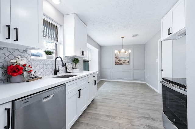 kitchen with visible vents, a sink, decorative backsplash, light countertops, and stainless steel appliances