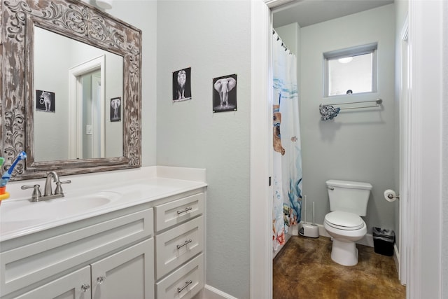 full bathroom with a shower with shower curtain, toilet, and vanity