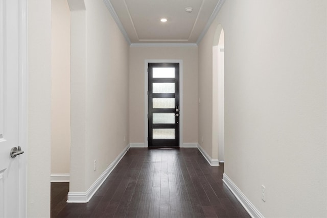 entryway featuring arched walkways, baseboards, dark wood-style flooring, and ornamental molding