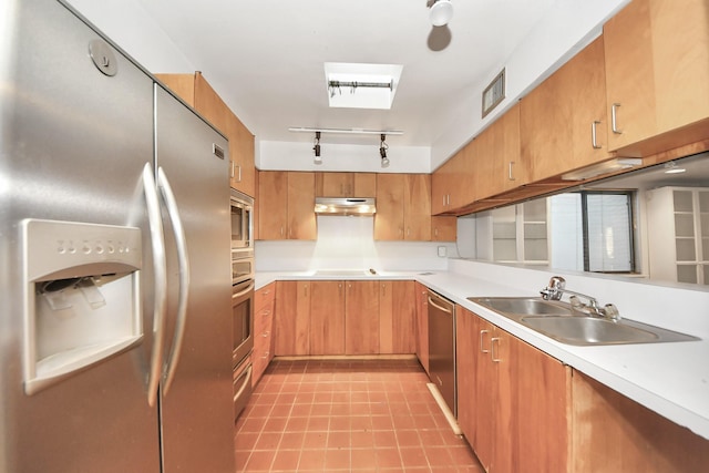 kitchen featuring visible vents, a sink, stainless steel appliances, light countertops, and under cabinet range hood