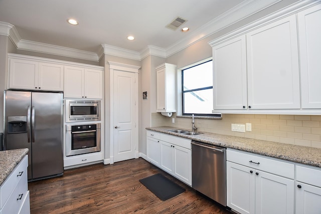 kitchen with visible vents, dark wood finished floors, appliances with stainless steel finishes, white cabinetry, and a sink