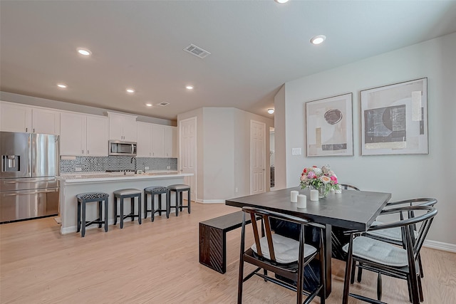 dining space featuring visible vents, recessed lighting, baseboards, and light wood-style floors