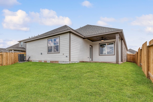 back of house featuring a fenced backyard, a yard, ceiling fan, and roof with shingles