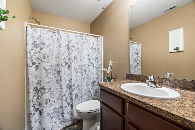 full bath featuring a shower with shower curtain, visible vents, toilet, and vanity