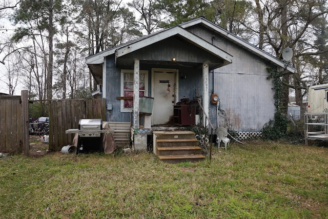 view of front facade with a front yard and fence