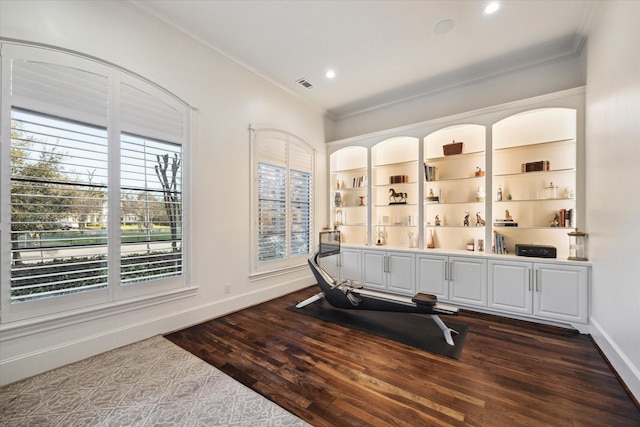 workout area with visible vents, ornamental molding, dark wood finished floors, recessed lighting, and baseboards