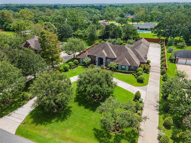 birds eye view of property featuring a wooded view