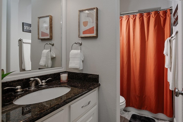 full bath with toilet, vanity, and a shower with shower curtain