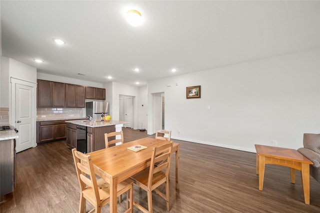 dining area featuring recessed lighting, dark wood-type flooring, and baseboards