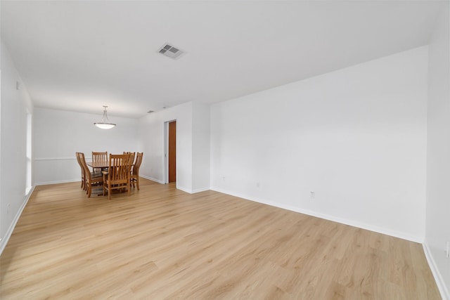 dining room featuring visible vents, baseboards, and light wood-style flooring