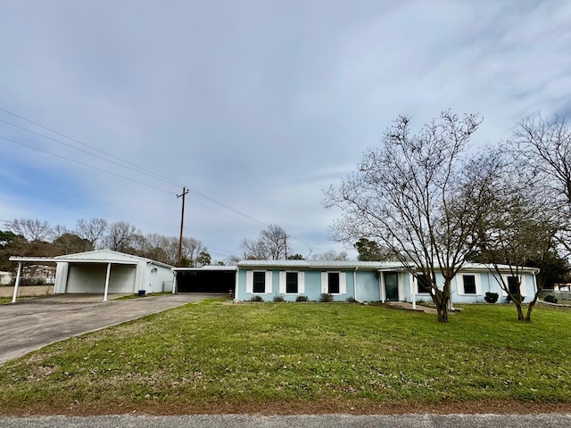 view of front facade featuring a carport, a garage, and a front yard