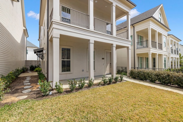 view of front facade with covered porch and a front yard