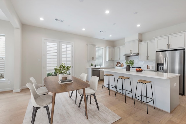 dining room featuring recessed lighting, visible vents, light wood finished floors, and baseboards