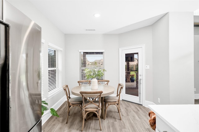 dining space featuring recessed lighting, visible vents, baseboards, and light wood-style flooring