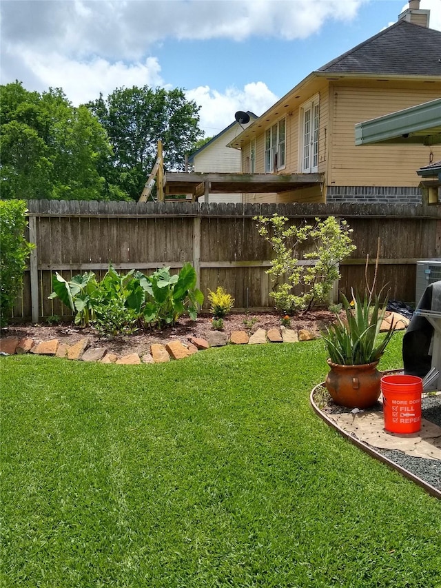 view of yard featuring fence