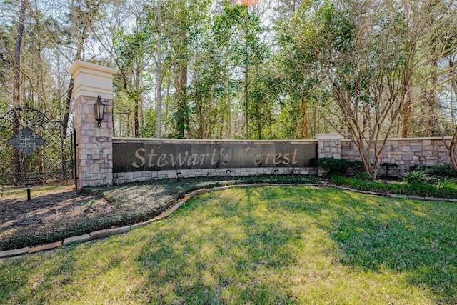 community sign featuring a yard