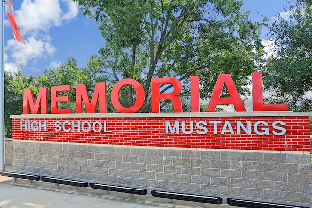 view of community / neighborhood sign