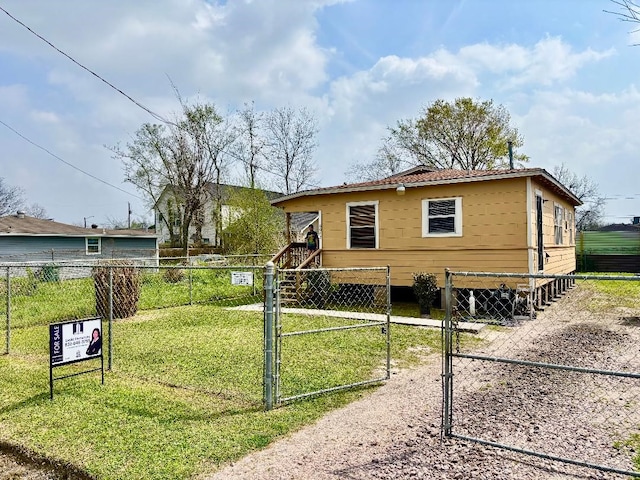 view of front facade featuring a gate, a front lawn, and fence