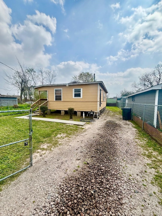 view of front of house with driveway and fence