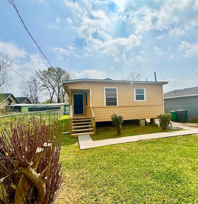 view of front of house featuring a front yard and fence