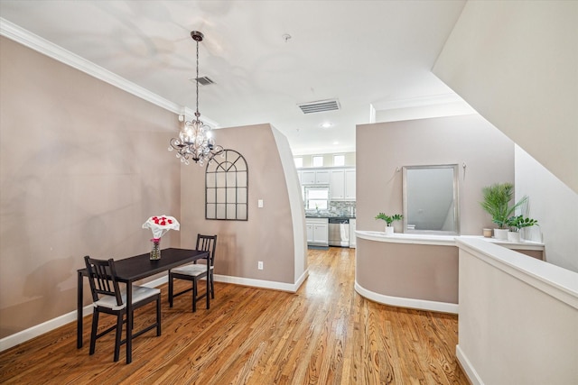 11315 Main Aspen St Unit 1205, Houston, TX 77025 - dining room featuring light wood-style flooring, a chandelier, crown molding, baseboards, and recessed lighting
