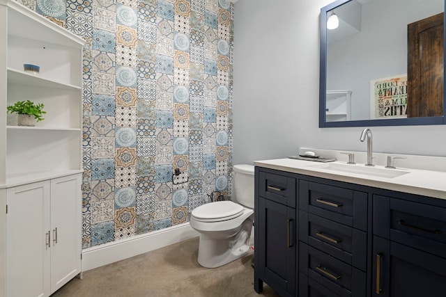 full bathroom featuring a shower with curtain, toilet, and vanity