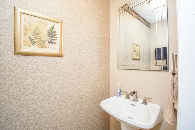 bathroom featuring a sink