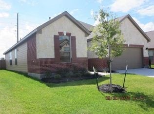 view of front facade featuring a front lawn, a garage, and driveway