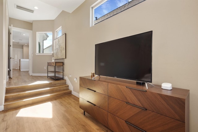 bedroom featuring recessed lighting, baseboards, visible vents, and light wood finished floors