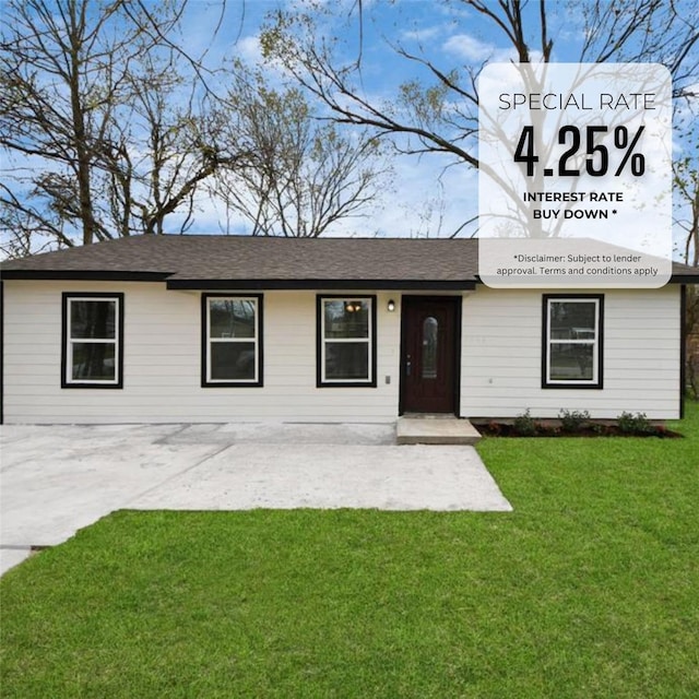 single story home featuring a front yard and roof with shingles