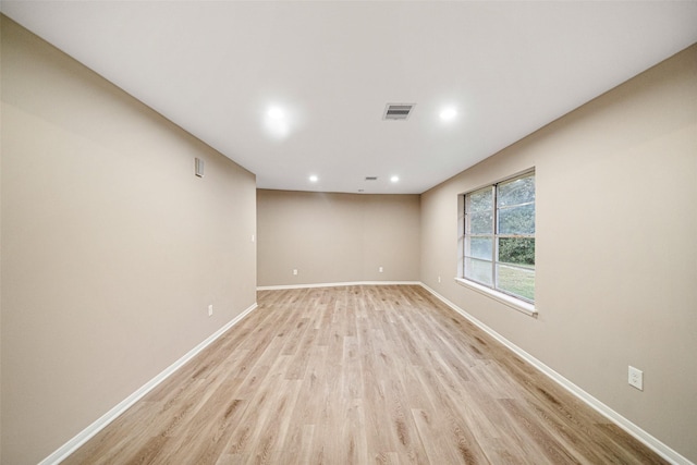 unfurnished room featuring light wood-type flooring, visible vents, baseboards, and recessed lighting