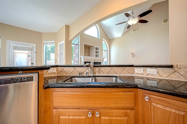 kitchen with visible vents, a sink, a ceiling fan, and stainless steel dishwasher