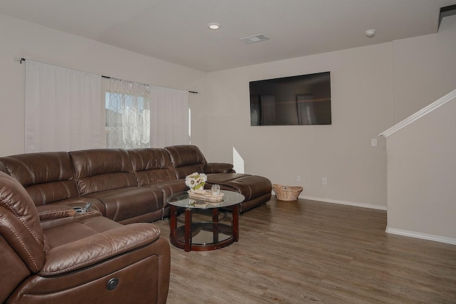 living room featuring visible vents, recessed lighting, baseboards, and wood finished floors