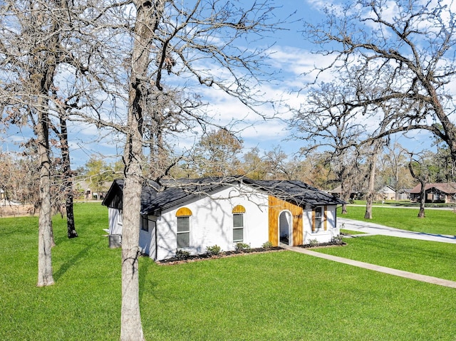 view of front of home featuring a front lawn and driveway