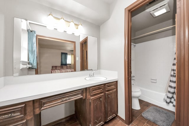 full bath featuring toilet, vanity, and shower / bath combo