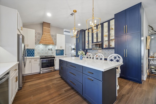 kitchen featuring visible vents, premium range hood, a chandelier, stainless steel appliances, and dark wood-style flooring