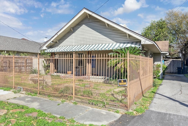 bungalow featuring fence