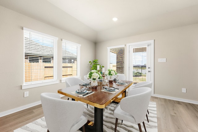 dining space featuring recessed lighting, baseboards, and light wood-style flooring