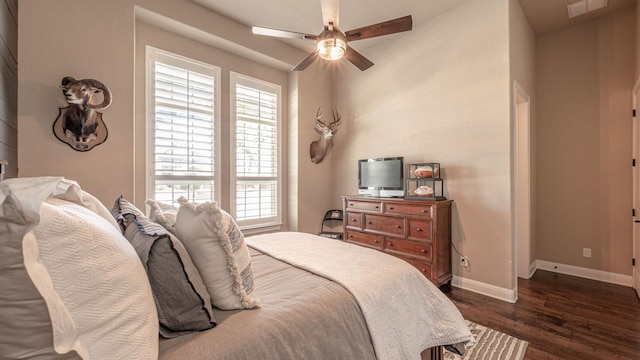 bedroom featuring dark wood-style floors, visible vents, ceiling fan, and baseboards