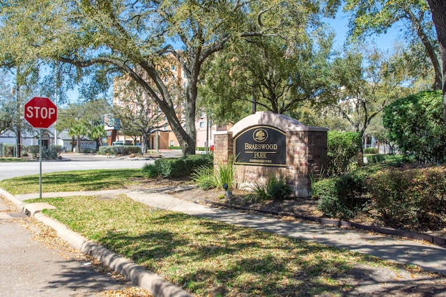 view of community / neighborhood sign